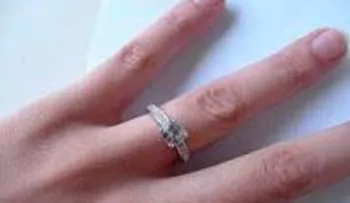 Solución para sacar un anillo atascado en un dedo