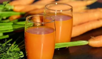 Un batido saludado de smoothie de zanahoria y naranja