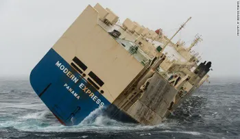 Ã?ltimo intento para enderezar un buque de carga a la deriva en Francia