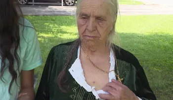 Policía dispara con pistola eléctrica a mujer de 87 años que cortaba flores con un cuchillo