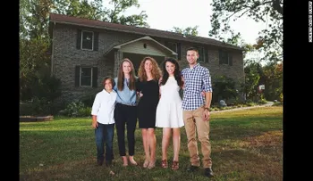 Con tutoriales de YouTube está mamá construyó su propia casa