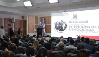 Senado presenta documental "El Triunfo de la Democracia" del cineasta René Fortunato