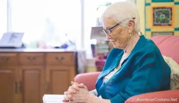 Desalojan viuda de 86 años de apartamento porque evangeliza vecinos