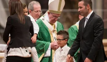 Papa pide olvidar prejuicios en inicio de sínodo de familia