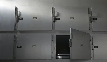 Lo dieron por muerto, pero despertó en el refrigerador de una morgue, pidiendo que le abrieran la puerta 