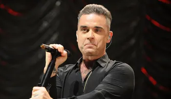 Así responde Robbie Williams a las críticas por limpiarse las manos tras saludar a sus fanáticos