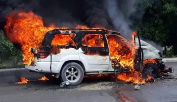 Una yipeta estalla en llamas y mueren dos personas en la carretera Azua-Barahona