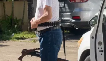 Hombre amenaza con escopeta y cinturón de municiones durante pleito por choque en Ciudad Juan Bosch