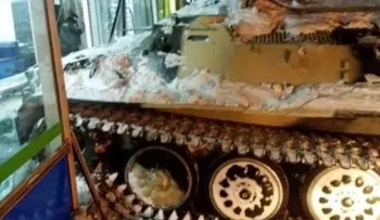 Un hombre se robó un tanque de guerra y luego fue a un supermercado y se llevó un vino 