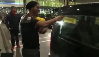 Un taxista de Barcelona casi se olvida a Ronaldinho en el aeropuerto