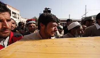 Talibanes armados asaltan juzgado afgano; matan a 8 personas
