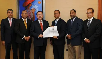 Gobernador Valdez Albizu recibe visita de XI Promoción de la EGAEE