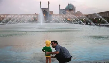 Tras años de aislamiento por sanciones, la industria de turismo de este país renace