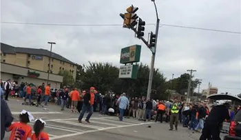 Un vehículo embistió a una multitud que veía un desfile universitario en Oklahoma