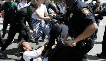 Liberan 12 policías que fueron retenidos por manifestantes durante protestas en México