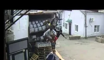 Los suertudos: cómo romper 40 cajones de vodka