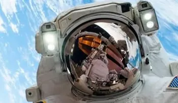 El primer 'selfie' espacial de un astronauta se convierte en viral en la red