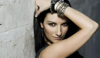 Video: Laura Pausini está indignada; habla sobre su bata abierta