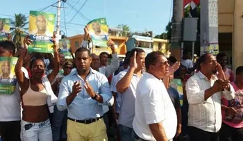 Seguidores del PRM protestan por reconteo de votos frente a Junta Municipal Los Alcarrizos