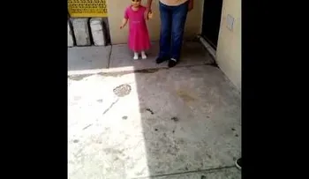 Una muñeca embrujada camina cuando su dueña le agarra la mano (VIDEO)