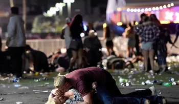 Quién es el "ángel de la guarda" de Las Vegas cuya foto conmovió al mundo