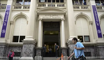 Bancos de Argentina anuncian paro nacional para reclamar pago de acuerdos salariales