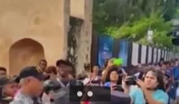 Mujeres fueron a protestar y un primer teniente le dedica esta canción