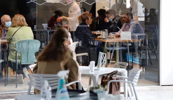 Apertura de restaurantes en EEUU han disparado los casos de covid, según estudio