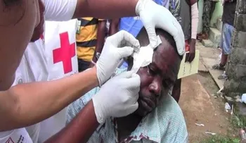 Hieren haitiano de una pedrada en oficina de regularización