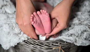 Ninguna madre debería recibir visitas justo después del parto, por estos motivos