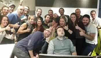 Un practicante se queda dormido en su primer día de trabajo... y se vuelve un meme