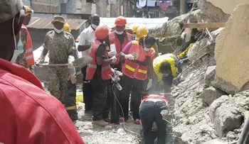 Encuentran a una mujer entre los escombros de edificio que colapsó hace 6 días