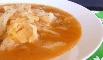 Una sopa de repollo y tomate con resultados inmediatos para rebajar 