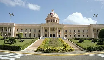 Un ´corre y corre´ en el Palacio Nacional; ex general Percival Peña, sobrevuela su avioneta 