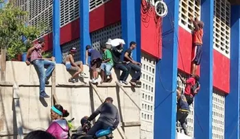 Francomacorisanos arriesgan vidas en busca bonos navideños 