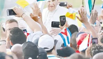 Papa se reúne con Fidel tras advertir sobre ideología