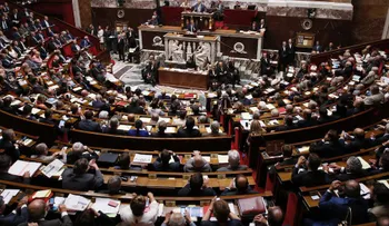 Parlamento francés abre el camino reformar la constitución tras atentados terroristas en París
