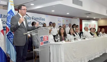 Ministro Andrés Navarro: estudiantes de excelencia siempre tienen una familia de apoyo