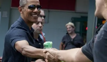 Obama dice sentirse "pequeño" comparado con los marines