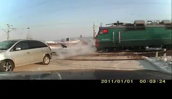 A un paso de la muerte: un hombre evita por poco ser atropellado por un tren