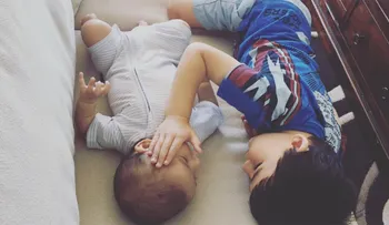 Estaba en silencio, su madre creyó que hacía travesuras, pero consolaba a su hermanito enfermo terminal