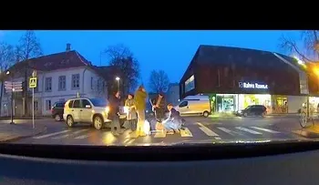 Intenta ayudar a una anciana a cruzar la calle y algo le sale mal