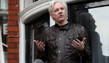  Assange declarado culpable por violar su libertad condicional; detenido por orden de EEUU