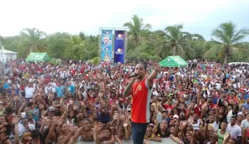 Mozart La Para y Silvio Mora ponen a bailar turistas en Azua