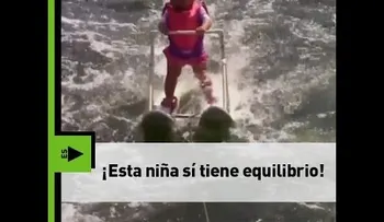 La increíble niña esquiadora (VIDEO)