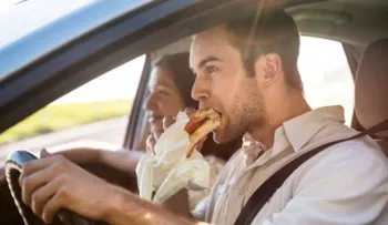 8  alimentos que nunca debes comer mientras manejas