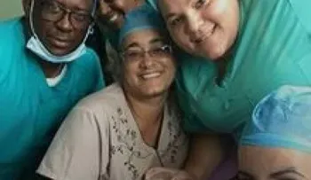 Fotografía muestra a médicos bebiendo cerveza en hospital de Montecristi