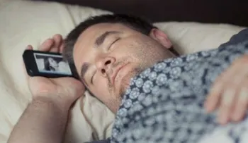 Llevarse teléfono a la cama perjudica la salud