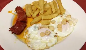 Confirmado: comer huevos fritos con chorizo y patatas no engordan