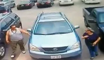 Un hombre le da una brutal golpiza a una mujer porque le robó el espacio para estacionar 